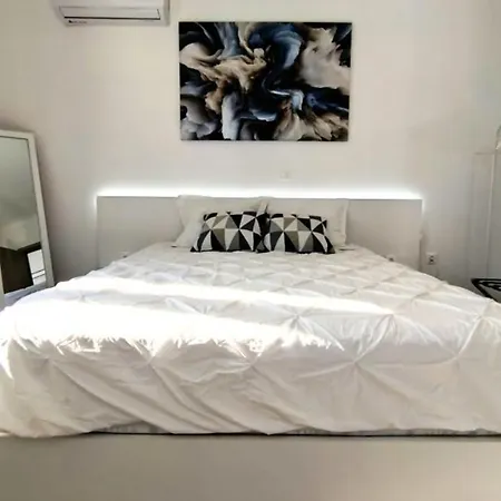 Angelica - Perfect Quiet In Center Location - 10mins Walk To Aegean *