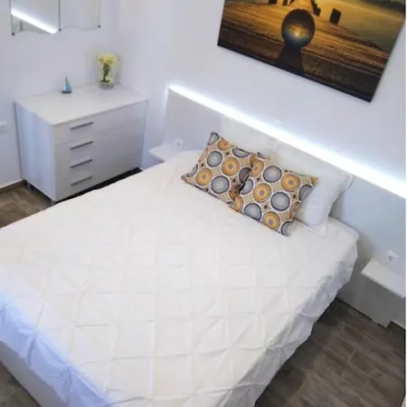 Angelica - Perfect Quiet In Center Location - 10mins Walk To Aegean *