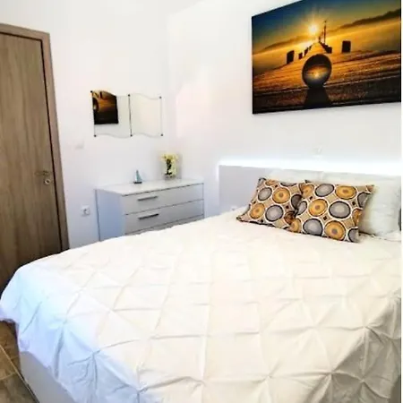 Angelica - Perfect Quiet Center Location - 10mins Walk To 겐나디