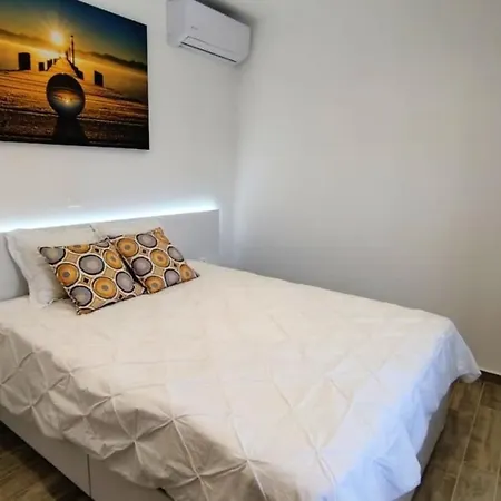 Angelica - Perfect Quiet In Center Location - 10mins Walk To Aegean Feriehus *