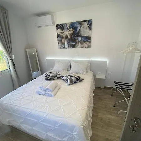 Angelica - Perfect Quiet Center Location - 10mins Walk To
