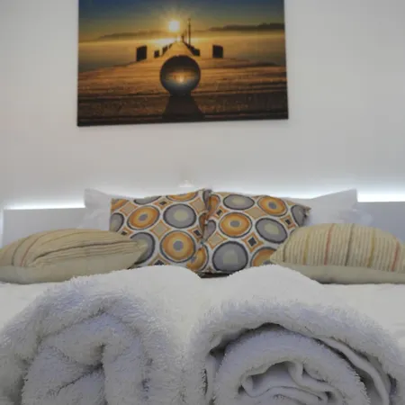 Angelica - Perfect Quiet Center Location - 10mins Walk To *