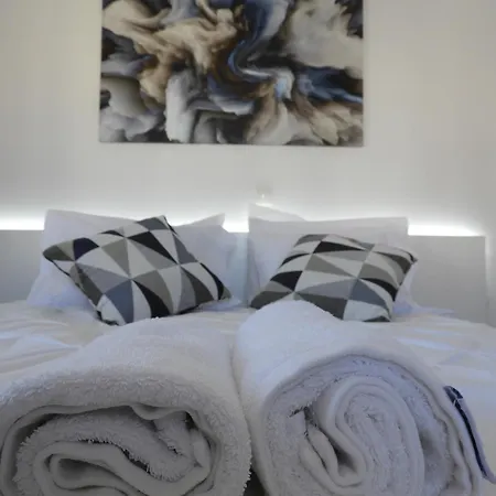 Angelica - Perfect Quiet Center Location - 10mins Walk To *